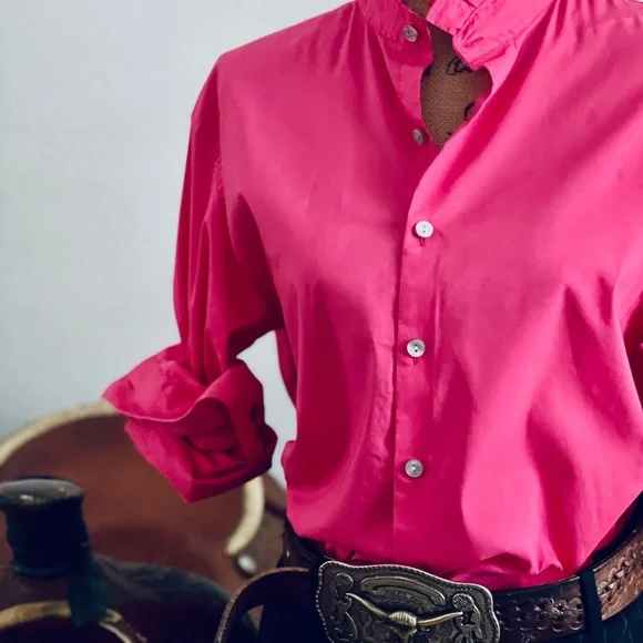 Bright Pink Wardrobe Staple You’ll Love Adding to Your Shirt Rotation - Picture 4 of 5
